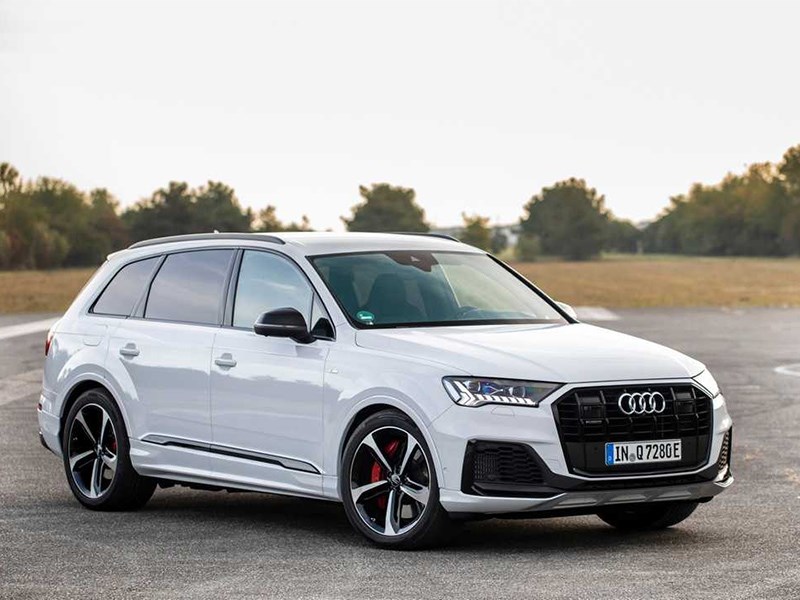 Audi Q7 подключили к розетке