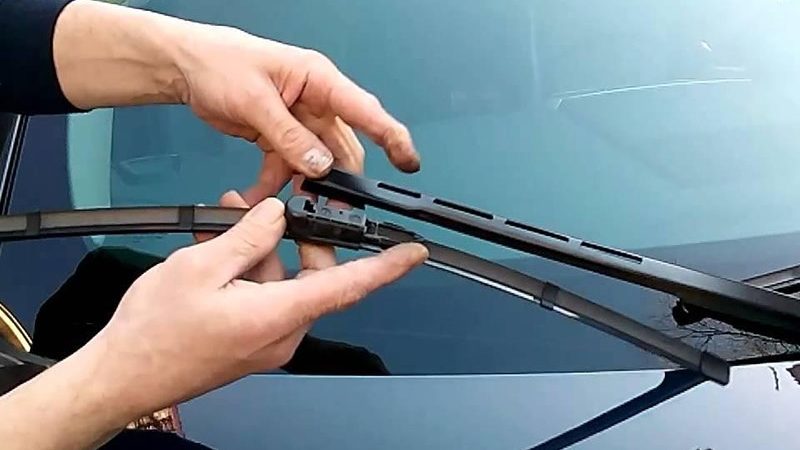 Как поменять щетки на дворниках?