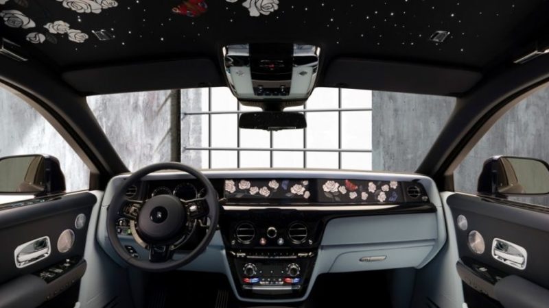 Rolls-Royce выпустил уникальный Phantom с вышивкой в салоне