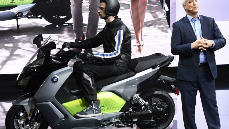 BMW запустит в барселоне байкшеринг с электрическими скутерами
