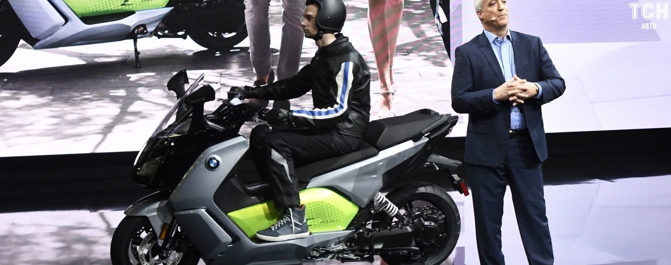BMW запустит в барселоне байкшеринг с электрическими скутерами