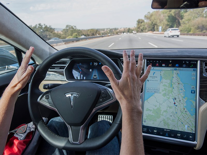 Власти сша просят Tesla переименовать свой автопилот