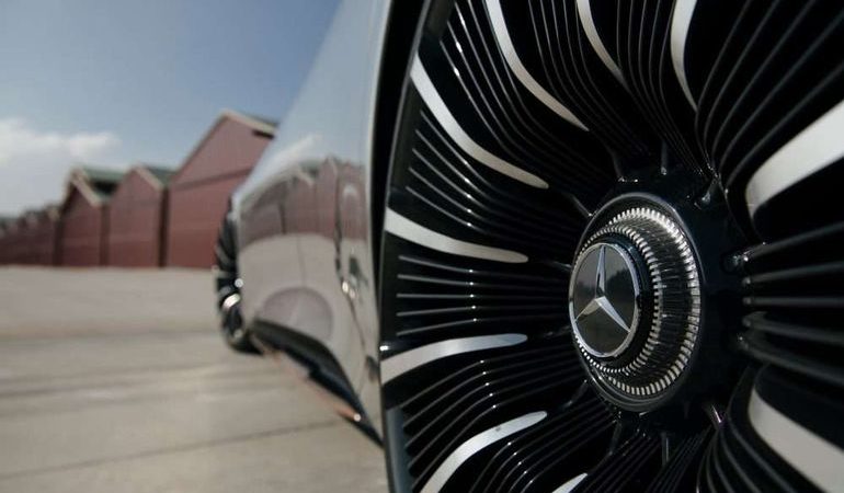 Mercedes пощекочет нервы не только Tesla: характеристики нового EQS