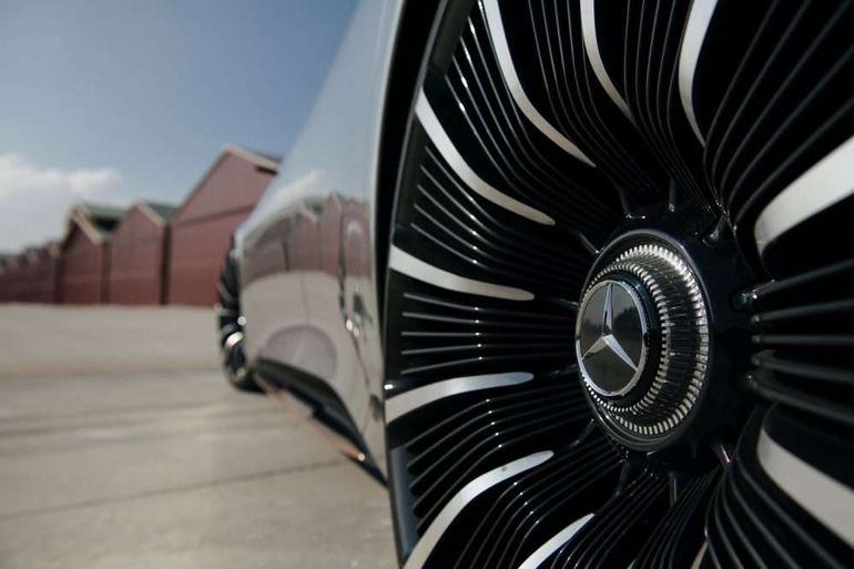 Mercedes пощекочет нервы не только Tesla: характеристики нового EQS