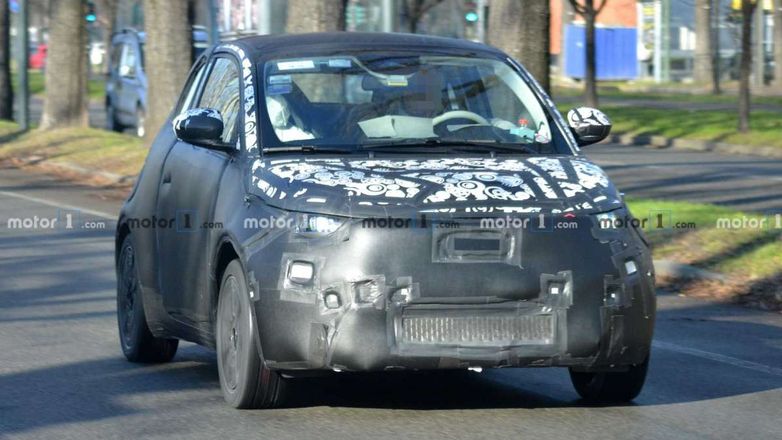 Электрический Fiat 500 впервые замечен в серийном кузове