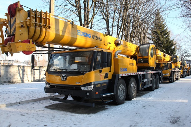 Китай передал Украине бульдозеры и автокраны