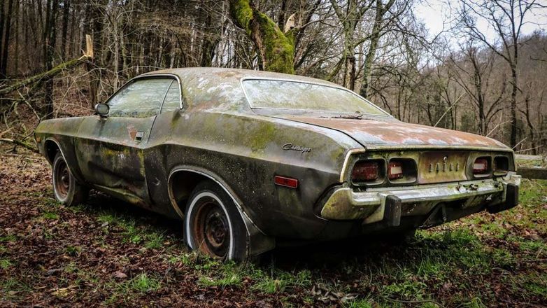 Брошенный Dodge Challenger 1973 поразил механиков своей комплектацией
