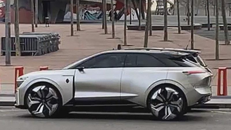 Необычный Renault запечатлели в Барселоне