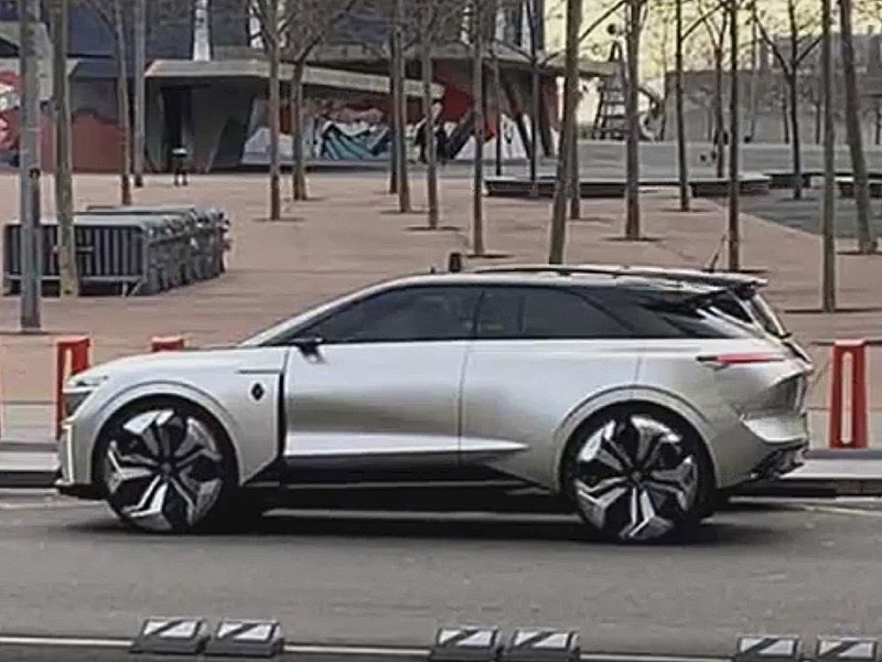 Необычный Renault запечатлели в Барселоне