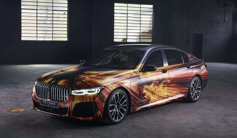 Седан BMW 7 Series превратили в полноценную картину