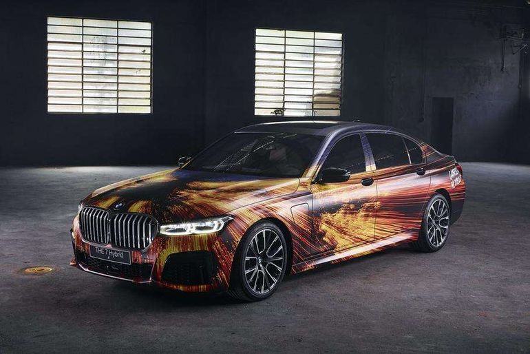 Седан BMW 7 Series превратили в полноценную картину