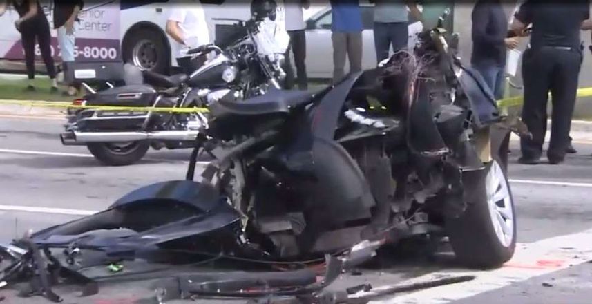 Tesla Model X разорвало на две части в ДТП на 200 км/ч