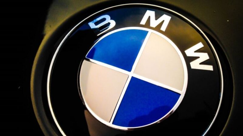 BMW запатентовала систему пассивной безопасности для мотоциклов