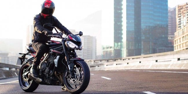 Бюджетный R: Triumph представил новую версию нейкеда Street Triple