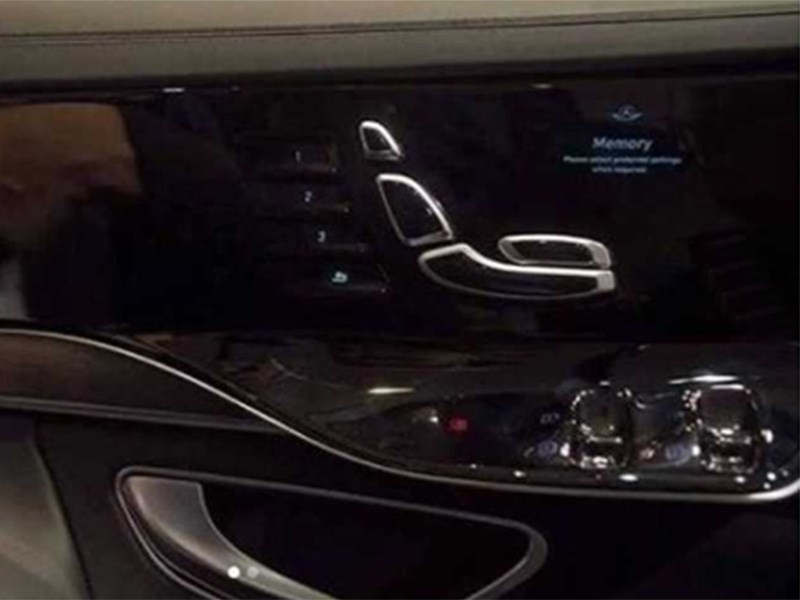 Новый S-Class получит мониторы в дверях