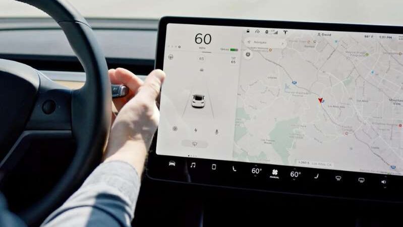 Автопилот Tesla теперь распознает светофоры