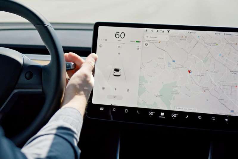 Автопилот Tesla теперь распознает светофоры