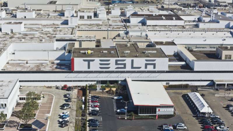 Tesla уволит рабочих и сократит зарплаты из-за коронавируса
