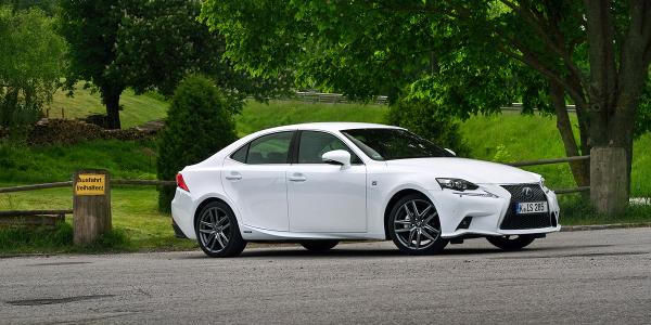 Lexus IS сменит поколение через три месяца