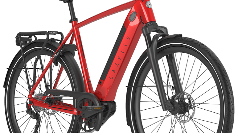 Новый Ultimate T10 + от Gazelle оснащен двигателем Bosch, компонентами Shimano XT и вилкой Suntour.