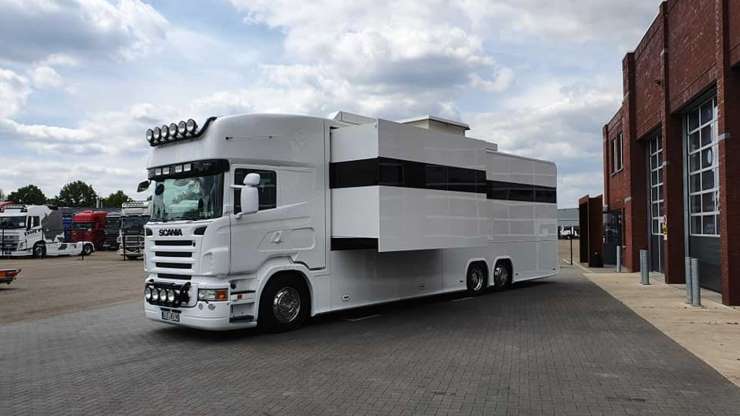 Удивительный Scania RV имеет три спальни с гаражом и шикарный интерьер