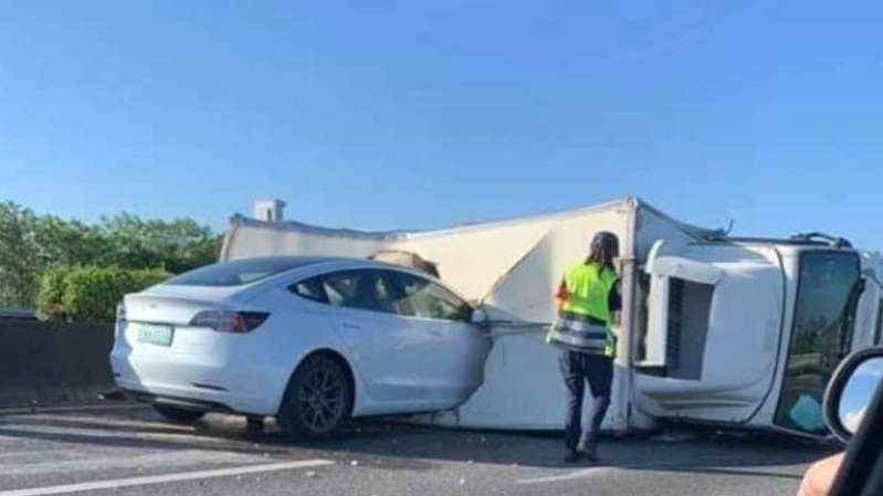 Tesla Model 3 на автопилоте врезалась в перевернутый грузовик