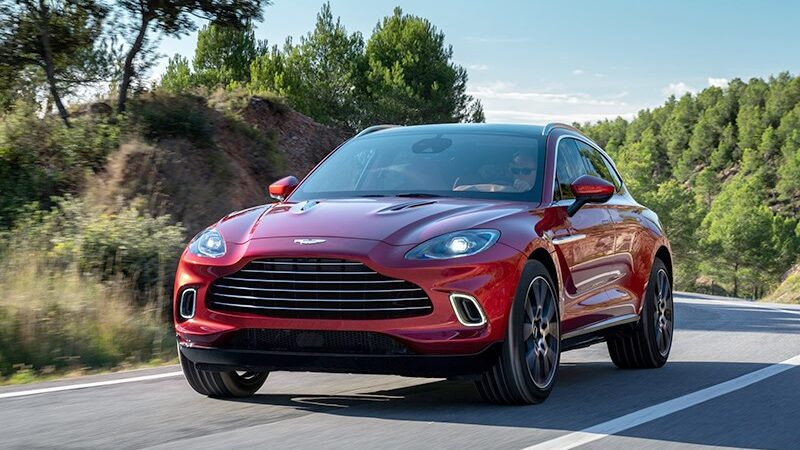 Aston martin отмечает выход с конвейера первого внедорожника DBX