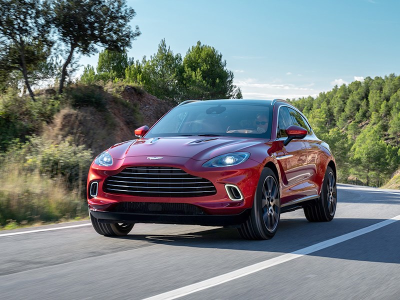 Aston martin отмечает выход с конвейера первого внедорожника DBX
