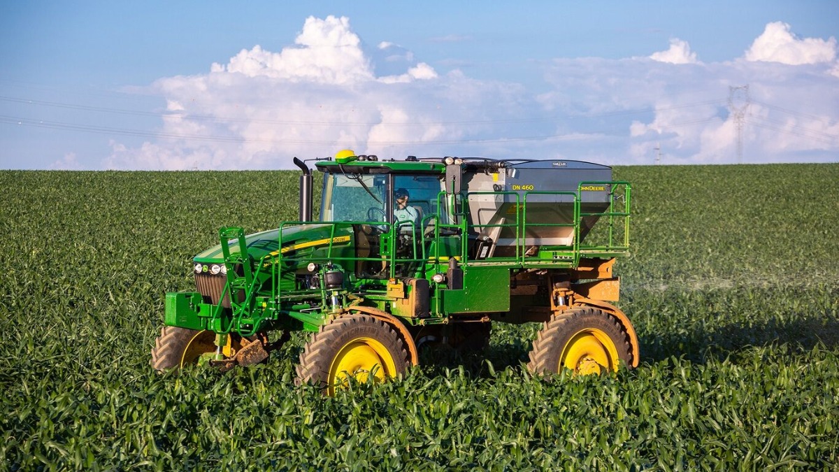 Представлен самоходный разбрасыватель сухих удобрений от John Deere